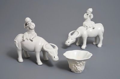 Een paar Chinese blanc de Chine groepen van fluitspelers op buffels en een wijnkop met floraal decor, 18/19e eeuw
