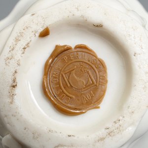 Een paar Chinese blanc de Chine groepen van fluitspelers op buffels en een wijnkop met floraal decor, 18/19e eeuw — foto 9