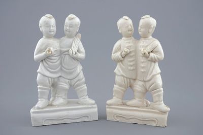 Een paar Chinese blanc de Chine groepjes van de Hoho-broers, Kangxi