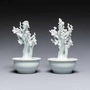 Een paar Chinese blanc de Chine modellen van bomen in jardinières, Kangxi — foto 3