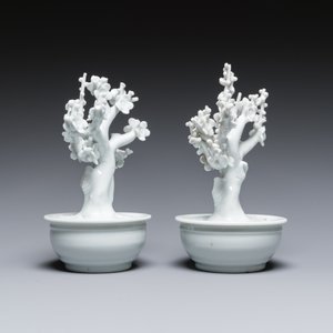 Een paar Chinese blanc de Chine modellen van bomen in jardinières, Kangxi — foto 4