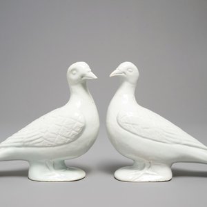 Een paar Chinese blanc de Chine modellen van duiven, 18/19e eeuw — foto 2