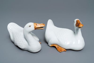 Een paar Chinese blanc de Chine modellen van ganzen, Republiek, 20e eeuw
