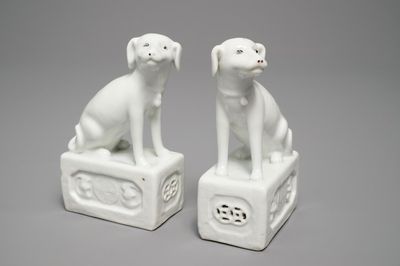 Een paar Chinese blanc de Chine modellen van honden, zegelmerk, 18/19e eeuw