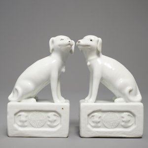 Een paar Chinese blanc de Chine modellen van honden, zegelmerk, 18/19e eeuw — foto 2