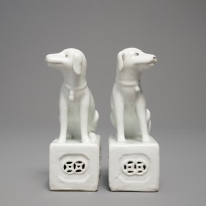 Een paar Chinese blanc de Chine modellen van honden, zegelmerk, 18/19e eeuw — foto 3