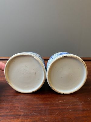 Een paar Chinese blauw-witte belvormige waterpotten met floraal decor, Kangxi — foto 4
