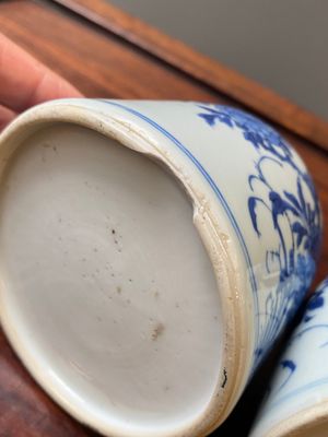 Een paar Chinese blauw-witte belvormige waterpotten met floraal decor, Kangxi — foto 5