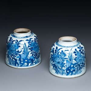 Een paar Chinese blauw-witte belvormige waterpotten met floraal decor, Kangxi — foto 1