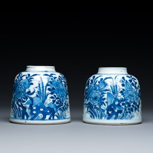 Een paar Chinese blauw-witte belvormige waterpotten met floraal decor, Kangxi — foto 3