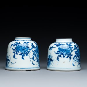 Een paar Chinese blauw-witte belvormige waterpotten met floraal decor, Kangxi — foto 6