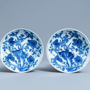 Een paar Chinese blauw-witte borden, Kangxi merk en periode — foto 1