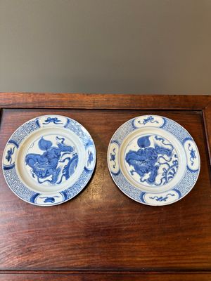 Een paar Chinese blauw-witte borden met boeddhistische leeuwen, ding merk, Kangxi — foto 1