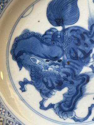 Een paar Chinese blauw-witte borden met boeddhistische leeuwen, ding merk, Kangxi — foto 11