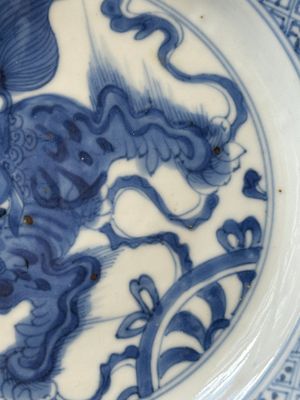 Een paar Chinese blauw-witte borden met boeddhistische leeuwen, ding merk, Kangxi — foto 12