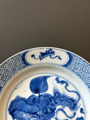 Een paar Chinese blauw-witte borden met boeddhistische leeuwen, ding merk, Kangxi — foto 13