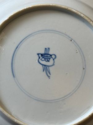 Een paar Chinese blauw-witte borden met boeddhistische leeuwen, ding merk, Kangxi — foto 18