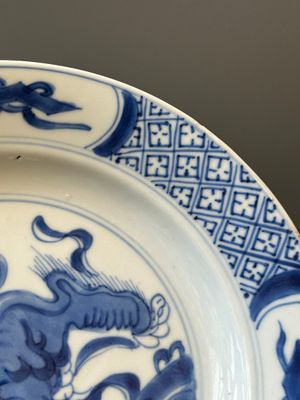 Een paar Chinese blauw-witte borden met boeddhistische leeuwen, ding merk, Kangxi — foto 5