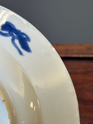 Een paar Chinese blauw-witte borden met boeddhistische leeuwen, ding merk, Kangxi — foto 8