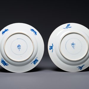 Een paar Chinese blauw-witte borden met boeddhistische leeuwen, ding merk, Kangxi — foto 2