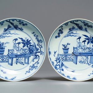 Een paar Chinese blauw-witte borden met de Cao zussen, Chenghua merk, Yongzheng — foto 1