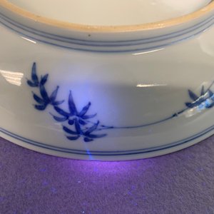 Een paar Chinese blauw-witte borden met de Cao zussen, Chenghua merk, Yongzheng — foto 12