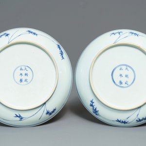 Een paar Chinese blauw-witte borden met de Cao zussen, Chenghua merk, Yongzheng — foto 2