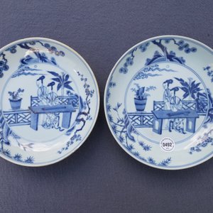 Een paar Chinese blauw-witte borden met de Cao zussen, Chenghua merk, Yongzheng — foto 3