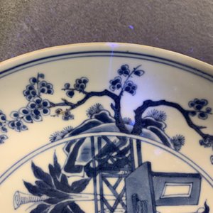 Een paar Chinese blauw-witte borden met de Cao zussen, Chenghua merk, Yongzheng — foto 5