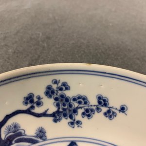 Een paar Chinese blauw-witte borden met de Cao zussen, Chenghua merk, Yongzheng — foto 6