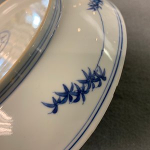Een paar Chinese blauw-witte borden met de Cao zussen, Chenghua merk, Yongzheng — foto 8