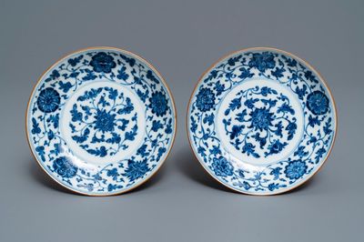 Een paar Chinese blauw-witte borden met florale slingers, Qianlong merk en periode