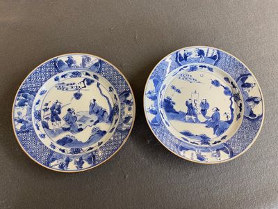 Een paar Chinese blauw-witte borden met geleerden, Kangxi — foto 1
