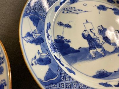 Een paar Chinese blauw-witte borden met geleerden, Kangxi — foto 3