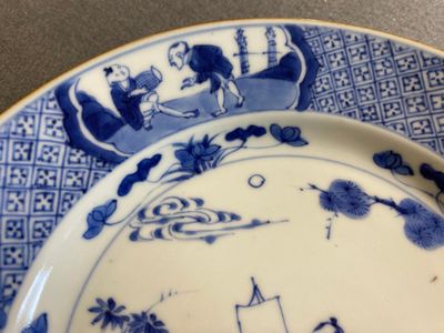 Een paar Chinese blauw-witte borden met geleerden, Kangxi — foto 4