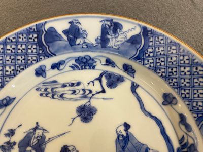 Een paar Chinese blauw-witte borden met geleerden, Kangxi — foto 6
