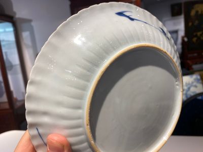 Een paar Chinese blauw-witte borden met het wapen van De Pinto voor de Portugese markt, Kangxi — foto 15