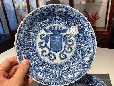 Een paar Chinese blauw-witte borden met het wapen van De Pinto voor de Portugese markt, Kangxi — foto 9