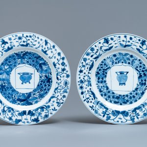 Een paar Chinese blauw-witte borden met het wapen van 'Potken', Kangxi — foto 1