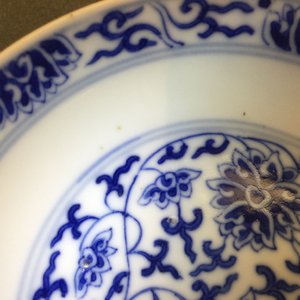 Een paar Chinese blauw-witte borden met lotusdecor, Guangxu merk en periode — foto 7