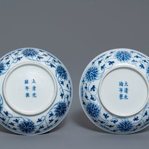Een paar Chinese blauw-witte borden met lotusslingers, Guangxu merk en periode — foto 2