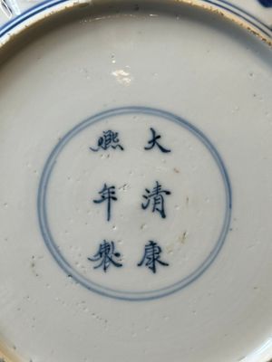 Een paar Chinese blauw-witte borden met Mongoolse jachtscènes en een paar borden met floraal decor, Chenghua en Kangxi merk, Kangxi — foto 13