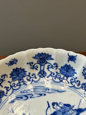Een paar Chinese blauw-witte borden met Mongoolse jachtscènes en een paar borden met floraal decor, Chenghua en Kangxi merk, Kangxi — foto 19