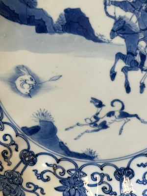 Een paar Chinese blauw-witte borden met Mongoolse jachtscènes en een paar borden met floraal decor, Chenghua en Kangxi merk, Kangxi — foto 22