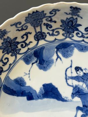 Een paar Chinese blauw-witte borden met Mongoolse jachtscènes en een paar borden met floraal decor, Chenghua en Kangxi merk, Kangxi — foto 23