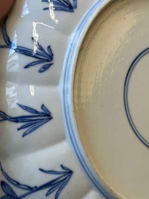 Een paar Chinese blauw-witte borden met Mongoolse jachtscènes en een paar borden met floraal decor, Chenghua en Kangxi merk, Kangxi — foto 26