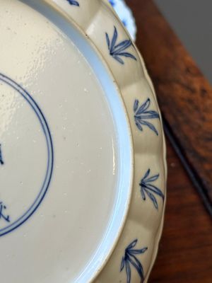 Een paar Chinese blauw-witte borden met Mongoolse jachtscènes en een paar borden met floraal decor, Chenghua en Kangxi merk, Kangxi — foto 27