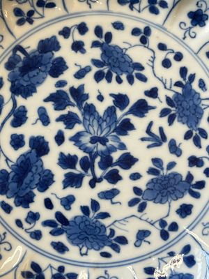 Een paar Chinese blauw-witte borden met Mongoolse jachtscènes en een paar borden met floraal decor, Chenghua en Kangxi merk, Kangxi — foto 3