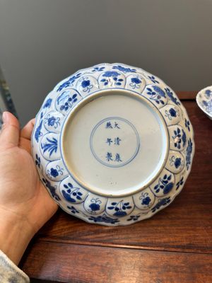Een paar Chinese blauw-witte borden met Mongoolse jachtscènes en een paar borden met floraal decor, Chenghua en Kangxi merk, Kangxi — foto 5
