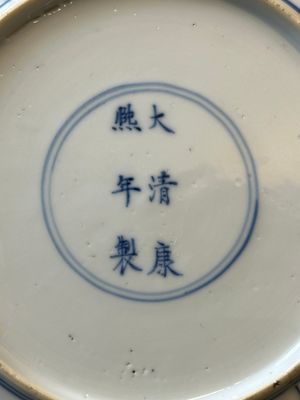 Een paar Chinese blauw-witte borden met Mongoolse jachtscènes en een paar borden met floraal decor, Chenghua en Kangxi merk, Kangxi — foto 6